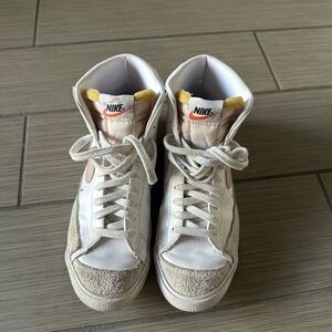 Nike Women's Blazer Mid 77 Shoes